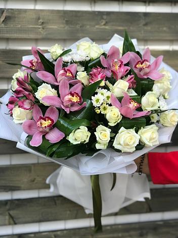 Букет цветов из: Розы и Хризантемы в Новой Трехгорке