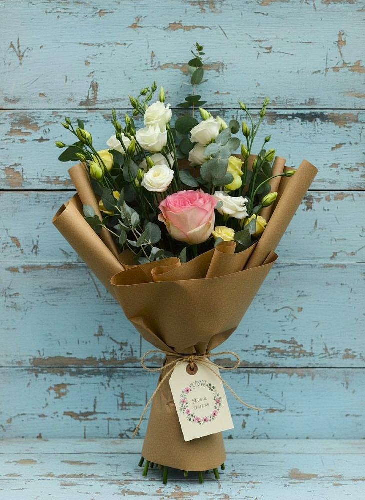 Букет цветов из: Розы и Лизиантусы в Новой Трехгорке