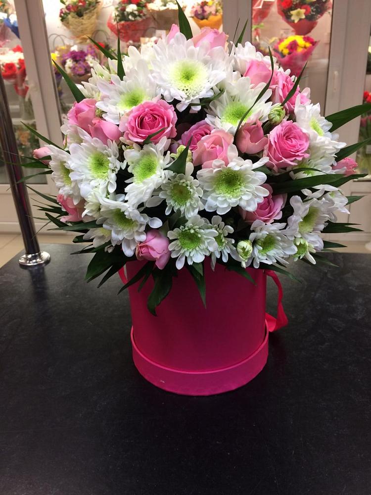 Цветочная композиция из Розы и Хризантемы в шляпной коробке в Новой Трехгорке