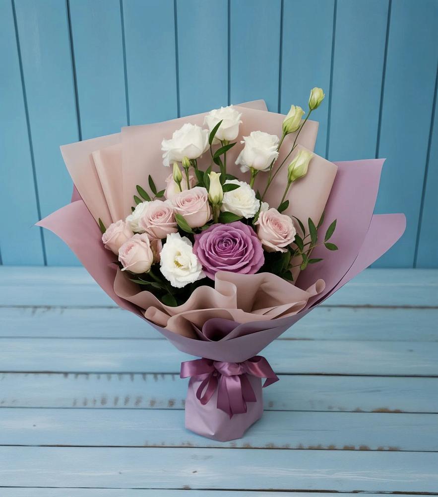 Букет цветов из: Розы и Лизиантусы в Новой Трехгорке